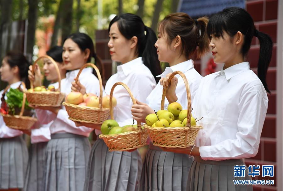 9月24日，工作人員在活動開幕式現(xiàn)場展示平谷特色農(nóng)產(chǎn)品。 當(dāng)日，北京市平谷區(qū)2020年中國農(nóng)民豐收節(jié)活動在平谷區(qū)馬昌營鎮(zhèn)開幕。本次活動以“慶豐收 迎小康”為主題，包括歐李節(jié)、紅薯節(jié)、大華山鎮(zhèn)級農(nóng)民豐收節(jié)等。 新華社記者 任超 攝