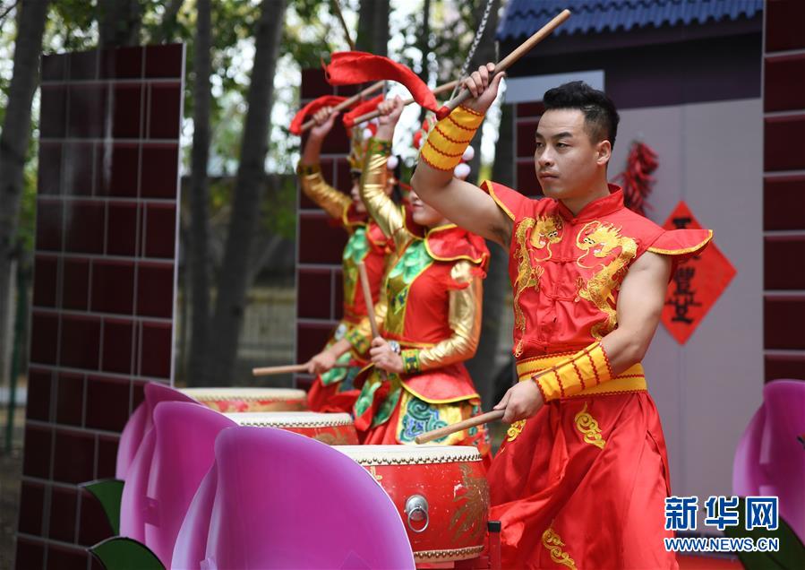 9月24日，演員在活動開幕式現(xiàn)場進(jìn)行文藝節(jié)目表演。 當(dāng)日，北京市平谷區(qū)2020年中國農(nóng)民豐收節(jié)活動在平谷區(qū)馬昌營鎮(zhèn)開幕。本次活動以“慶豐收 迎小康”為主題，包括歐李節(jié)、紅薯節(jié)、大華山鎮(zhèn)級農(nóng)民豐收節(jié)等。 新華社記者 任超 攝