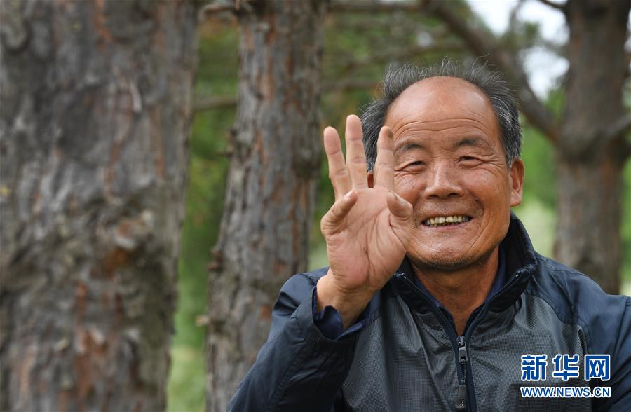 9月26日，齊軍祥對參觀的人員說：“栽下的30萬棵樹，一棵也舍不得賣?！?陜北榆林市靖邊縣龍洲鎮(zhèn)深處有一座山叫齊山，當(dāng)?shù)厝苏J(rèn)為這里是附近齊姓人的老家。66歲的退休教師齊軍祥居住在齊山的土窯洞里，20年來他植樹修路，完成了綠化一座荒山的奇跡。 2000年，齊軍祥因身體原因提前退休后，來到偏僻的齊山上，獨居荒山土窯洞，并開始植樹造林。期間，他拿出自己的全部收入，在3.5平方公里的土地上栽植了30多萬株松樹與柏樹，修建了長達(dá)60公里、可以讓車輛直接開上山頂?shù)耐谅罚蛄?4座淤地壩以及一口深達(dá)300多米的水井。 如今，山上的樹苗已長成大樹，有人要出資千萬元購買，齊軍祥一口回絕：“我不能賣，賣了連自己都對不住。我要把齊山的綠留給子孫后代?！?新華社記者 陶明 攝