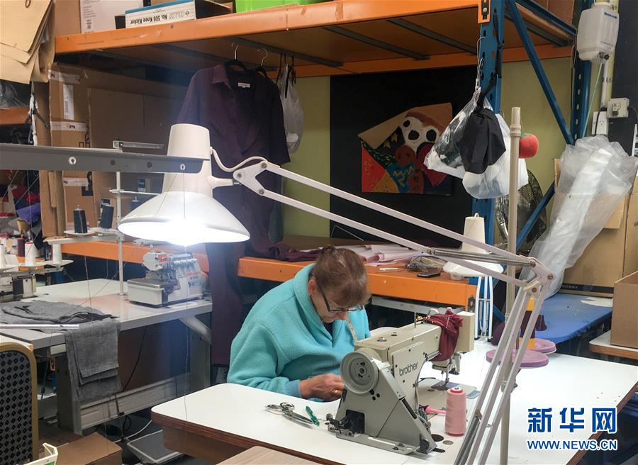 9月8日，在新西蘭奧克蘭的一家服裝廠，工作人員制作布藝口罩。新華社發(fā)（陳正安攝）