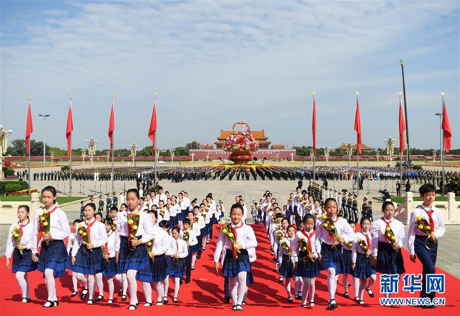 9月30日，烈士紀念日向人民英雄敬獻花籃儀式在北京天安門廣場隆重舉行。 新華社記者 申宏 攝