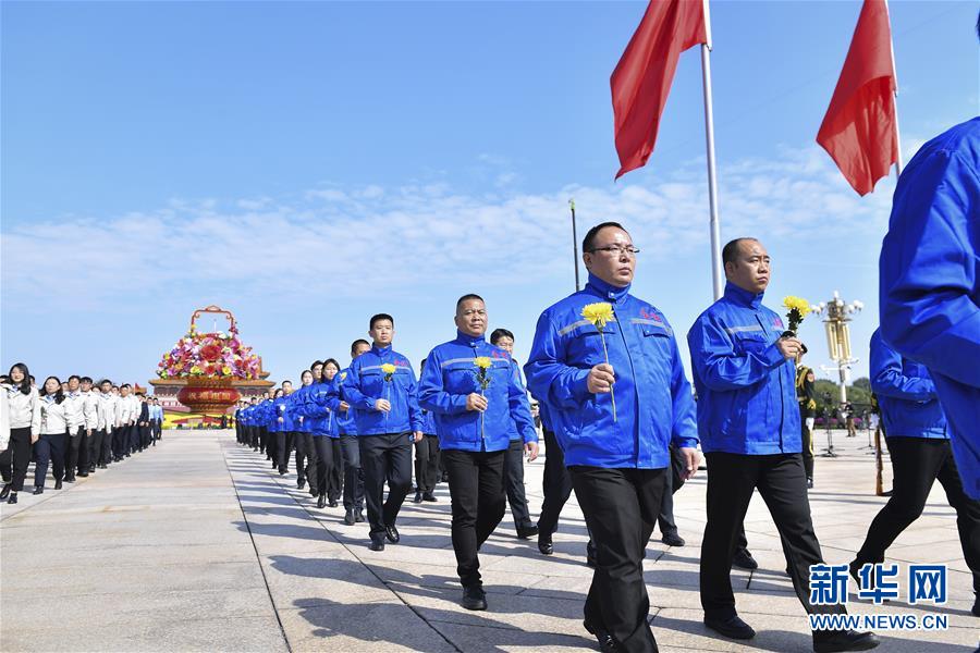 9月30日，烈士紀念日向人民英雄敬獻花籃儀式在北京天安門廣場隆重舉行。 新華社記者 申宏 攝