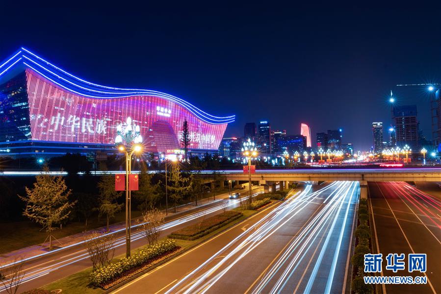9月29日拍攝的成都市環(huán)球中心燈光秀。 據(jù)成都市城市管理委員會(huì)消息，9月29日至10月10日每晚7點(diǎn)半開始，成都市天府廣場(chǎng)、錦江公園、金融城雙塔、環(huán)球中心等城市地標(biāo)建筑上演國慶、中秋主題燈光秀和投影秀。 新華社發(fā)（張可凡 攝）