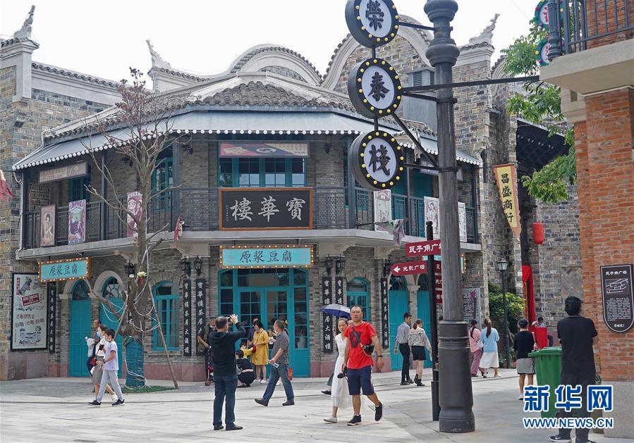 10月2日，市民和游客在南昌縣“原城紀南昌城市文化街區(qū)”游覽參觀。 當日是國慶長假第二天，許多市民和游客來到位于江西省南昌縣的“原城紀南昌城市文化街區(qū)”參觀游覽，體味舊時光，尋找老味道。 新華社記者 萬象 攝