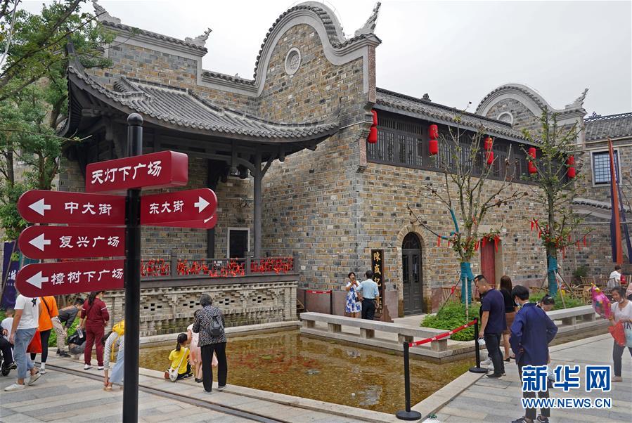10月2日，市民和游客在南昌縣“原城紀南昌城市文化街區(qū)”游覽參觀。 當日是國慶長假第二天，許多市民和游客來到位于江西省南昌縣的“原城紀南昌城市文化街區(qū)”參觀游覽，體味舊時光，尋找老味道。 新華社記者 萬象 攝
