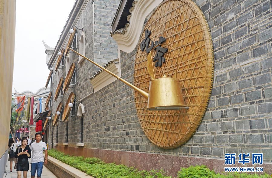 10月2日，市民和游客在南昌縣“原城紀南昌城市文化街區(qū)”游覽參觀。 當日是國慶長假第二天，許多市民和游客來到位于江西省南昌縣的“原城紀南昌城市文化街區(qū)”參觀游覽，體味舊時光，尋找老味道。 新華社記者 萬象 攝