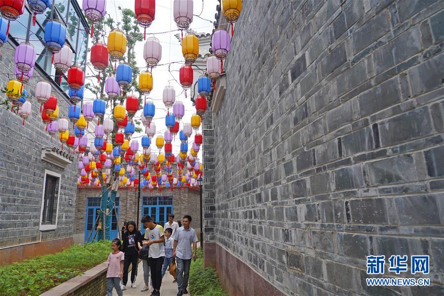 10月2日，市民和游客在南昌縣“原城紀南昌城市文化街區(qū)”游覽參觀。 當日是國慶長假第二天，許多市民和游客來到位于江西省南昌縣的“原城紀南昌城市文化街區(qū)”參觀游覽，體味舊時光，尋找老味道。 新華社記者 萬象 攝
