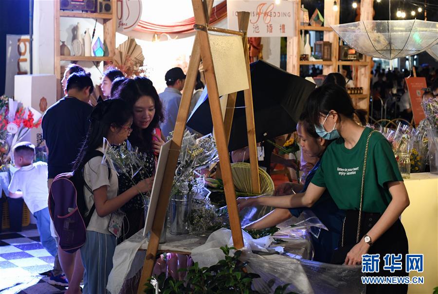 人們在?？谑蠳次方公園的集市上選購商品（10月6日攝）。新華社記者 楊冠宇 攝