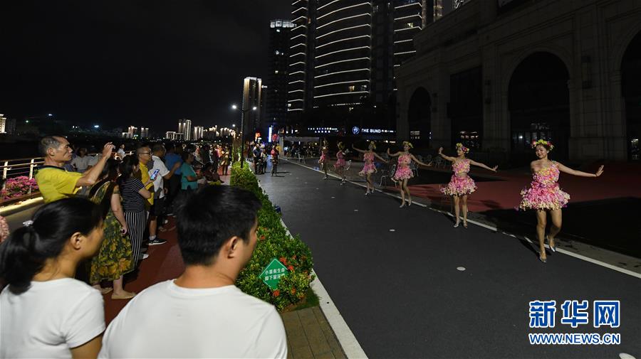 10月7日，人們在?？跒碁I海步道上欣賞舞蹈表演。新華社記者 楊冠宇 攝