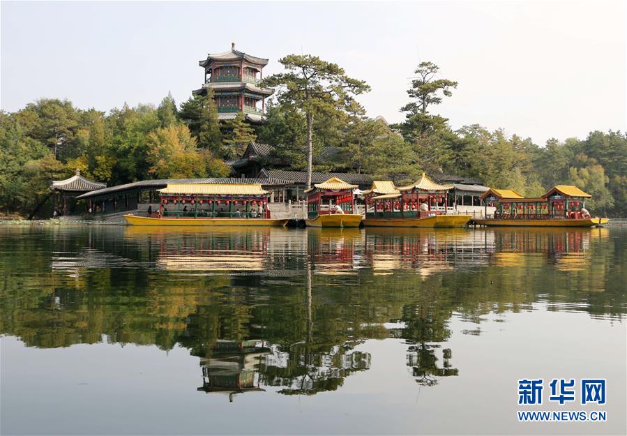 　這是10月8日拍攝的承德避暑山莊秋景。 寒露時(shí)節(jié)，河北承德避暑山莊展現(xiàn)出一幅幅色彩斑斕的美麗畫(huà)卷，吸引游人前來(lái)觀賞秋景。 新華社發(fā)（劉環(huán)宇 攝）