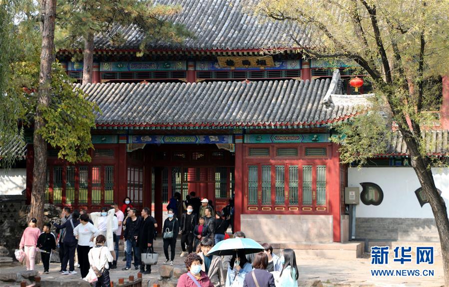 10月8日，游客在承德避暑山莊游玩。 寒露時(shí)節(jié)，河北承德避暑山莊展現(xiàn)出一幅幅色彩斑斕的美麗畫(huà)卷，吸引游人前來(lái)觀賞秋景。 新華社發(fā)（劉環(huán)宇 攝）