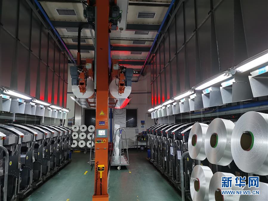 福建景豐科技有限公司紡絲車間中的“天車”智能化運(yùn)輸設(shè)備（9月27日攝）。新華社記者 秦宏 攝