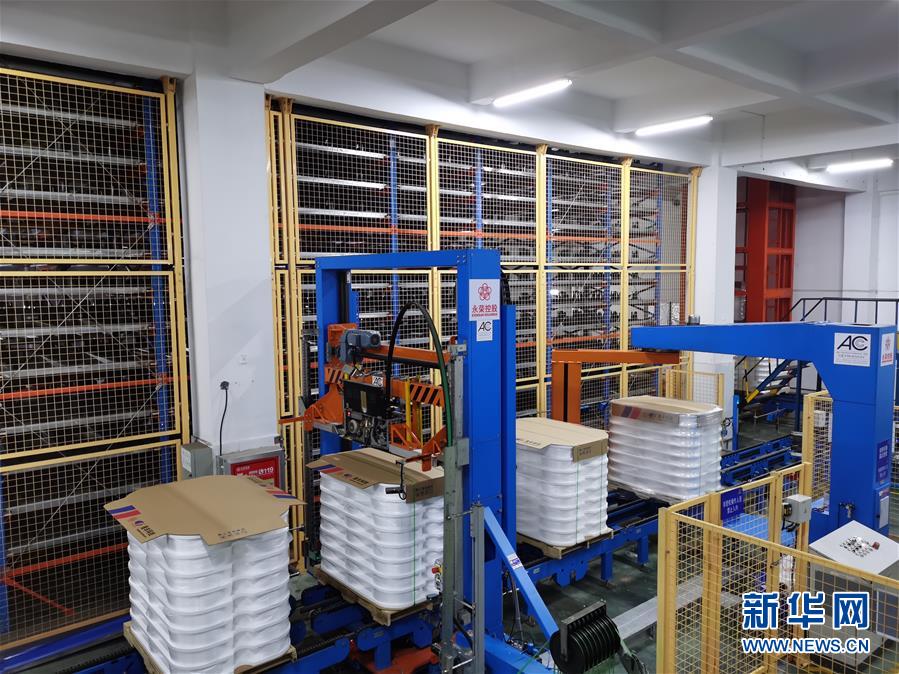 福建景豐科技有限公司車間內(nèi)的錦綸絲產(chǎn)品智能化包裝設(shè)備（9月27日攝）。新華社記者 秦宏 攝