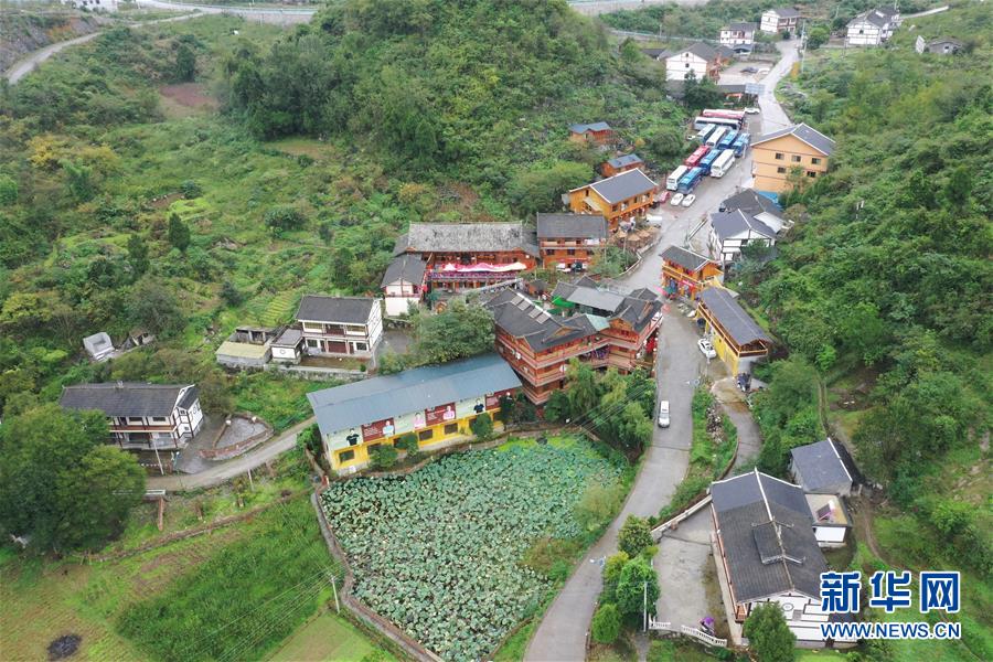 10月14日拍攝的貴州省遵義市播州區(qū)平正仡佬族鄉(xiāng)鄉(xiāng)村大舞臺(tái)“山姑人家”（無(wú)人機(jī)照片）。家住貴州省遵義市播州區(qū)平正仡佬族鄉(xiāng)的李月亞2009年下崗后，與妻子王世英一起，從賣米粉開始創(chuàng)業(yè)，積累資金后把仡佬族文化、農(nóng)耕文化、紅色文化融進(jìn)他傾力打造的鄉(xiāng)村大舞臺(tái)“山姑人家”。在民族文化專家的支持下，先后編排了《山姑情緣》《仡佬神韻》《送紅軍》等原生態(tài)大型實(shí)景體驗(yàn)劇，每年上演200多場(chǎng)，使“山姑人家”成為黔北聞名的鄉(xiāng)村大舞臺(tái)。經(jīng)過(guò)11年的艱苦創(chuàng)業(yè)，“山姑人家”已從最初40平方米的小店，發(fā)展到現(xiàn)在占地20余畝的民族特色山莊。如今，李月亞為帶動(dòng)更多的村民致富，還發(fā)展了養(yǎng)豬、農(nóng)產(chǎn)品加工服務(wù)等產(chǎn)業(yè)。新華社記者 楊楹 攝