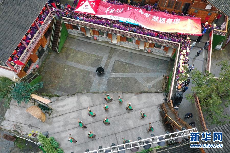 10月14日，村民在貴州省遵義市播州區(qū)平正仡佬族鄉(xiāng)鄉(xiāng)村大舞臺(tái)“山姑人家”表演《仡佬神韻》（無(wú)人機(jī)照片）。新華社記者 楊楹 攝
