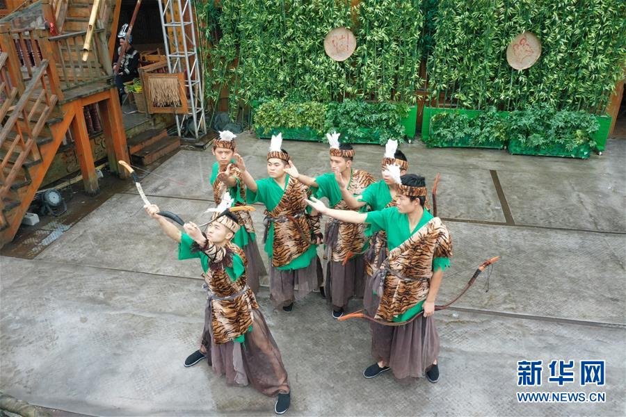 10月14日，村民在貴州省遵義市播州區(qū)平正仡佬族鄉(xiāng)鄉(xiāng)村大舞臺(tái)“山姑人家”表演《仡佬神韻》（無(wú)人機(jī)照片）。新華社記者 楊楹 攝