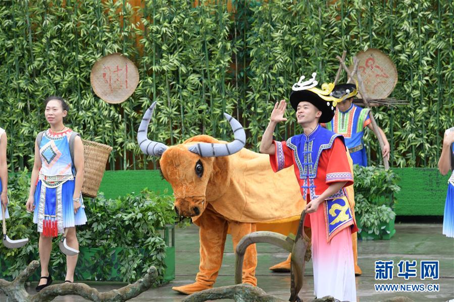 10月14日，村民在貴州省遵義市播州區(qū)平正仡佬族鄉(xiāng)鄉(xiāng)村大舞臺(tái)“山姑人家”表演《仡佬神韻》。新華社記者 楊楹 攝