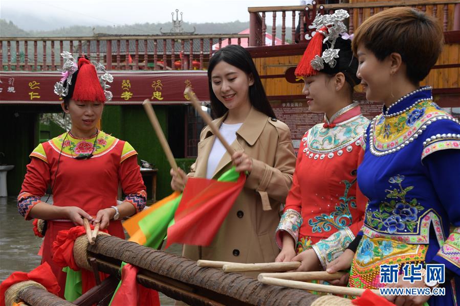 10月14日，在貴州省遵義市播州區(qū)平正仡佬族鄉(xiāng)鄉(xiāng)村大舞臺(tái)“山姑人家”，播州區(qū)文化館的老師（左二）在教村民打蹦蹦鼓。新華社記者 楊楹 攝
