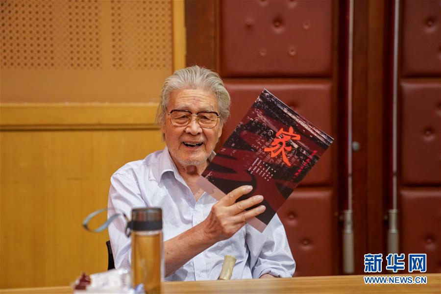 藍(lán)天野在北京人藝排練廳拿著話劇《家》的劇本（9月18日攝）。 為紀(jì)念曹禺先生誕辰110周年，北京人民藝術(shù)劇院話劇《家》于2020年10月15日至10月25日在首都劇場上演，老藝術(shù)家藍(lán)天野93歲高齡登臺，扮演馮樂山。 新華社發(fā)（史春陽 攝）
