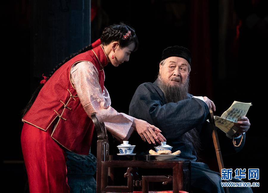 藍(lán)天野（右）參加北京人藝話劇《家》帶妝彩排（10月14日攝）。 為紀(jì)念曹禺先生誕辰110周年，北京人民藝術(shù)劇院話劇《家》于2020年10月15日至10月25日在首都劇場上演，老藝術(shù)家藍(lán)天野93歲高齡登臺，扮演馮樂山。 新華社發(fā)（史春陽 攝）