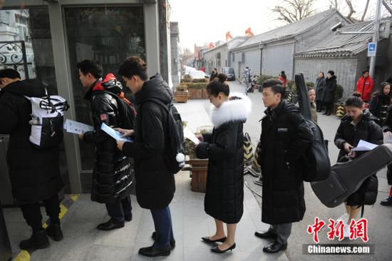 資料圖:圖為藝術類考生排隊等待進入考場。<a target='_blank' >中新網(wǎng)</a>記者 李駿 攝 點擊進入下一頁