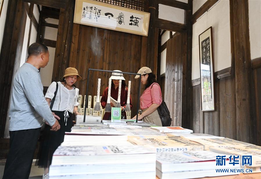 10月21日，游客在福州梁厝特色歷史文化街區(qū)的一處古厝書屋里翻閱書籍。 梁厝特色歷史文化街區(qū)位于福州倉山區(qū)城門鎮(zhèn)梁厝村，近年來，當?shù)匾劳辛贺却宓臍v史文化底蘊，對村內(nèi)古厝進行修繕保護，對村莊環(huán)境美化改造提升，打造成特色歷史文化街區(qū)，帶動鄉(xiāng)村旅游產(chǎn)業(yè)發(fā)展。 新華社記者 林善傳 攝