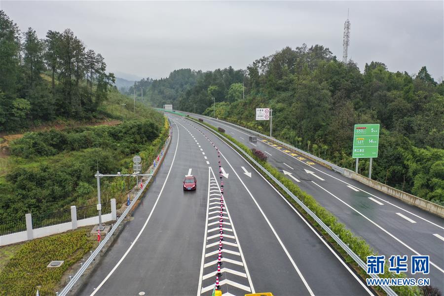 (經(jīng)濟(jì))(1)重慶:南兩高速建成通車