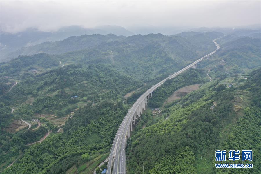 (經(jīng)濟(jì))(2)重慶:南兩高速建成通車