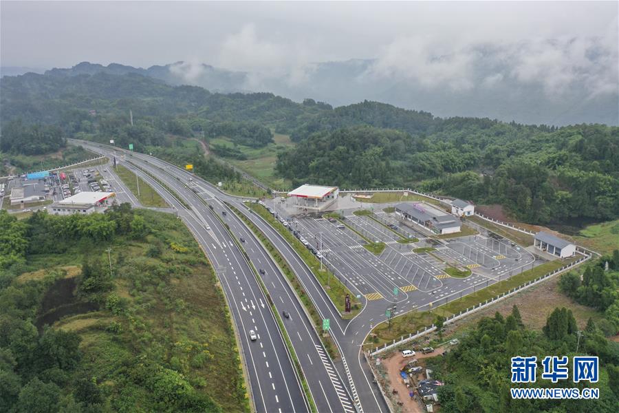 (經(jīng)濟(jì))(3)重慶:南兩高速建成通車