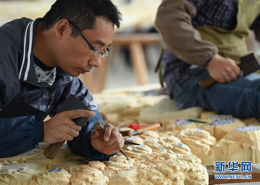 工作人員在亞太地區(qū)手工藝大師、中國工藝美術(shù)大師陸光正的創(chuàng)作室內(nèi)雕刻作品（10月19日攝）。 新華社記者 翁忻旸 攝