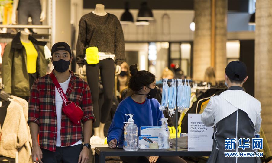 10月27日，在加拿大多倫多，個(gè)人防護(hù)用品擺放在一家商店的入口處。新華社發(fā)（鄒崢攝）
