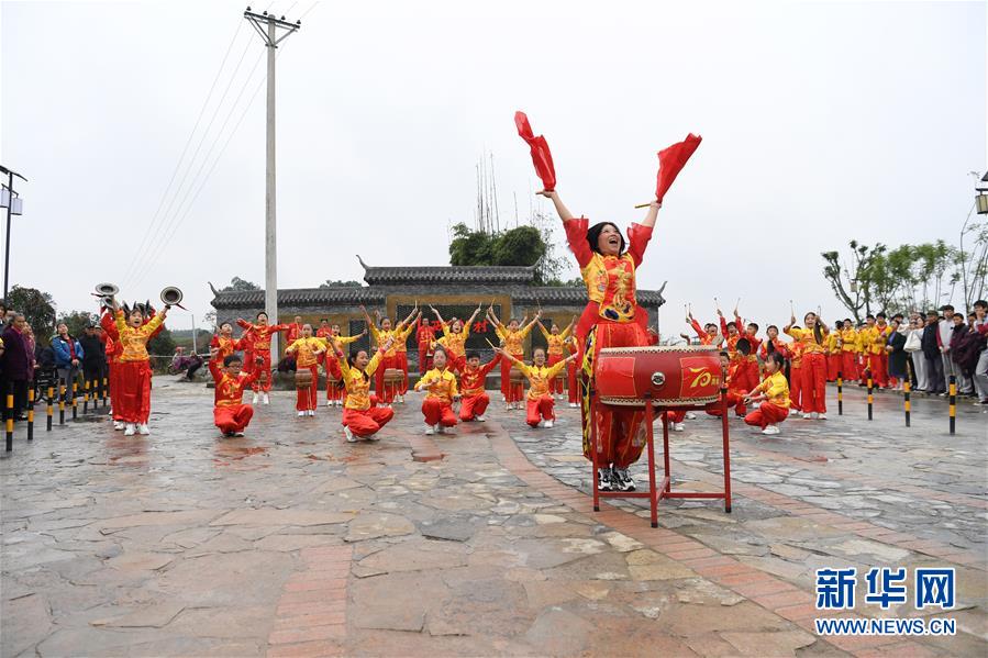 10月28日，在重慶市梁平區(qū)禮讓鎮(zhèn)，表演者在表演國家級非遺項目“梁平癩子鑼鼓”。 重慶市梁平區(qū)是中國民間文化藝術(shù)之鄉(xiāng)，非遺文化底蘊濃厚，共有非物質(zhì)文化遺產(chǎn)90項，其中包括梁山燈戲、梁平竹簾、梁平木版年畫、梁平癩子鑼鼓、梁平抬兒調(diào)等5項國家級非遺項目，以及禮讓草把龍、梁平土法造紙技藝、銅樂鍛造技藝等21項市級非遺項目。 新華社記者 唐奕 攝