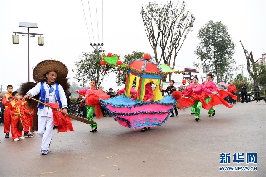10月28日，在重慶市梁平區(qū)禮讓鎮(zhèn)，表演者在表演市級非遺項目“彩龍船”。 重慶市梁平區(qū)是中國民間文化藝術(shù)之鄉(xiāng)，非遺文化底蘊濃厚，共有非物質(zhì)文化遺產(chǎn)90項，其中包括梁山燈戲、梁平竹簾、梁平木版年畫、梁平癩子鑼鼓、梁平抬兒調(diào)等5項國家級非遺項目，以及禮讓草把龍、梁平土法造紙技藝、銅樂鍛造技藝等21項市級非遺項目。 新華社記者 唐奕 攝