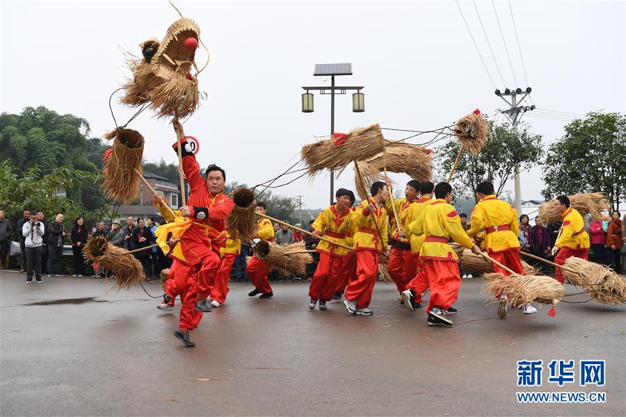 10月28日，在重慶市梁平區(qū)禮讓鎮(zhèn)，表演者在表演市級非遺項目“禮讓草把龍”。 重慶市梁平區(qū)是中國民間文化藝術(shù)之鄉(xiāng)，非遺文化底蘊濃厚，共有非物質(zhì)文化遺產(chǎn)90項，其中包括梁山燈戲、梁平竹簾、梁平木版年畫、梁平癩子鑼鼓、梁平抬兒調(diào)等5項國家級非遺項目，以及禮讓草把龍、梁平土法造紙技藝、銅樂鍛造技藝等21項市級非遺項目。 新華社記者 唐奕 攝
