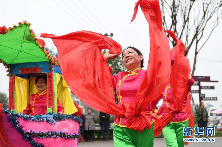 10月28日，在重慶市梁平區(qū)禮讓鎮(zhèn)，表演者在表演市級非遺項目“彩龍船”。 重慶市梁平區(qū)是中國民間文化藝術(shù)之鄉(xiāng)，非遺文化底蘊濃厚，共有非物質(zhì)文化遺產(chǎn)90項，其中包括梁山燈戲、梁平竹簾、梁平木版年畫、梁平癩子鑼鼓、梁平抬兒調(diào)等5項國家級非遺項目，以及禮讓草把龍、梁平土法造紙技藝、銅樂鍛造技藝等21項市級非遺項目。 新華社記者 唐奕 攝
