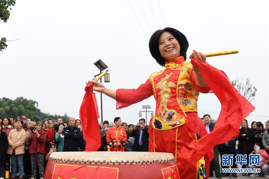10月28日，在重慶市梁平區(qū)禮讓鎮(zhèn)，表演者在表演國家級非遺項目“梁平癩子鑼鼓”。 重慶市梁平區(qū)是中國民間文化藝術(shù)之鄉(xiāng)，非遺文化底蘊濃厚，共有非物質(zhì)文化遺產(chǎn)90項，其中包括梁山燈戲、梁平竹簾、梁平木版年畫、梁平癩子鑼鼓、梁平抬兒調(diào)等5項國家級非遺項目，以及禮讓草把龍、梁平土法造紙技藝、銅樂鍛造技藝等21項市級非遺項目。 新華社記者 唐奕 攝