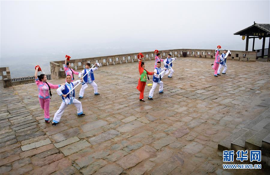 10月28日，在重慶市梁平區(qū)滑石古寨景區(qū)，表演者在表演國家級非遺項目“梁山燈戲”。 重慶市梁平區(qū)是中國民間文化藝術(shù)之鄉(xiāng)，非遺文化底蘊濃厚，共有非物質(zhì)文化遺產(chǎn)90項，其中包括梁山燈戲、梁平竹簾、梁平木版年畫、梁平癩子鑼鼓、梁平抬兒調(diào)等5項國家級非遺項目，以及禮讓草把龍、梁平土法造紙技藝、銅樂鍛造技藝等21項市級非遺項目。 新華社記者 唐奕 攝