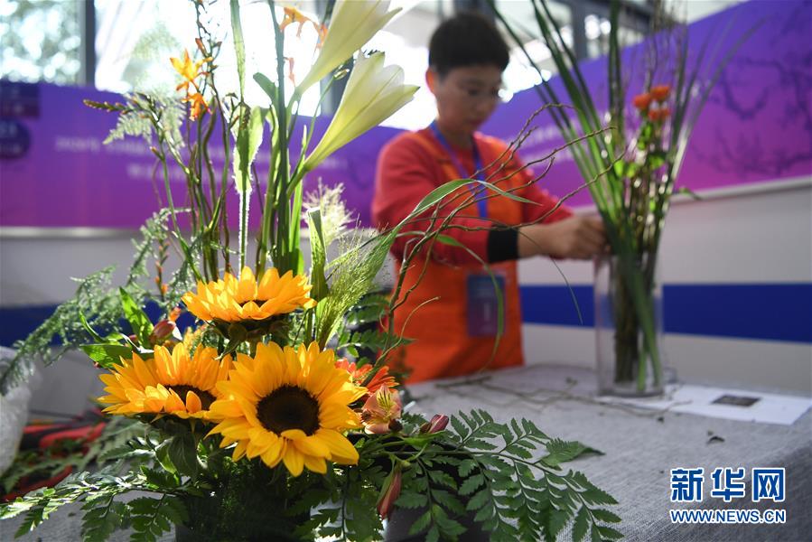 10月29日，參賽選手在比賽現(xiàn)場制作花藝作品。 當(dāng)日，2020年全國插花花藝職業(yè)技能競賽初賽（西北賽區(qū)）在甘肅蘭州舉行。來自青海、陜西、寧夏、甘肅等地的80多名選手現(xiàn)場比拼插花技能。 新華社記者 陳斌 攝