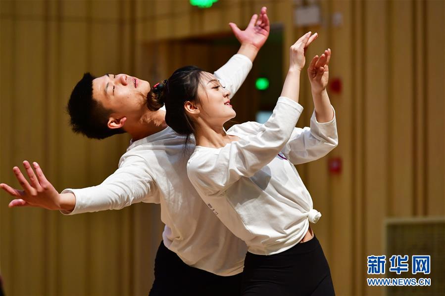 10月29日，舞蹈教師在結(jié)業(yè)展示上表演。 當(dāng)日，由中國(guó)舞蹈家協(xié)會(huì)和甘肅省舞蹈家協(xié)會(huì)共同主辦的2020全國(guó)中小學(xué)舞蹈教師培優(yōu)計(jì)劃（甘肅站）結(jié)業(yè)展示在蘭州市第十四中學(xué)舉行，來(lái)自甘肅省內(nèi)各地的50位中小學(xué)舞蹈教師在為期10天的培訓(xùn)中，系統(tǒng)學(xué)習(xí)了舞蹈理論知識(shí)、提升了舞蹈專業(yè)能力和教學(xué)方法。計(jì)劃旨在進(jìn)一步加強(qiáng)中小學(xué)舞蹈教學(xué)師資水平和中小學(xué)生舞蹈素養(yǎng)。 新華社記者 陳斌 攝
