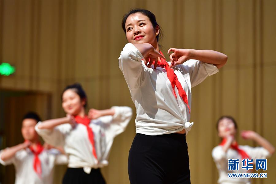 10月29日，舞蹈教師在結(jié)業(yè)展示上表演。 當(dāng)日，由中國(guó)舞蹈家協(xié)會(huì)和甘肅省舞蹈家協(xié)會(huì)共同主辦的2020全國(guó)中小學(xué)舞蹈教師培優(yōu)計(jì)劃（甘肅站）結(jié)業(yè)展示在蘭州市第十四中學(xué)舉行，來(lái)自甘肅省內(nèi)各地的50位中小學(xué)舞蹈教師在為期10天的培訓(xùn)中，系統(tǒng)學(xué)習(xí)了舞蹈理論知識(shí)、提升了舞蹈專業(yè)能力和教學(xué)方法。計(jì)劃旨在進(jìn)一步加強(qiáng)中小學(xué)舞蹈教學(xué)師資水平和中小學(xué)生舞蹈素養(yǎng)。 新華社記者 陳斌 攝