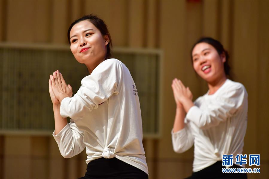 10月29日，舞蹈教師在結(jié)業(yè)展示上表演。 當(dāng)日，由中國(guó)舞蹈家協(xié)會(huì)和甘肅省舞蹈家協(xié)會(huì)共同主辦的2020全國(guó)中小學(xué)舞蹈教師培優(yōu)計(jì)劃（甘肅站）結(jié)業(yè)展示在蘭州市第十四中學(xué)舉行，來(lái)自甘肅省內(nèi)各地的50位中小學(xué)舞蹈教師在為期10天的培訓(xùn)中，系統(tǒng)學(xué)習(xí)了舞蹈理論知識(shí)、提升了舞蹈專業(yè)能力和教學(xué)方法。計(jì)劃旨在進(jìn)一步加強(qiáng)中小學(xué)舞蹈教學(xué)師資水平和中小學(xué)生舞蹈素養(yǎng)。 新華社記者 陳斌 攝