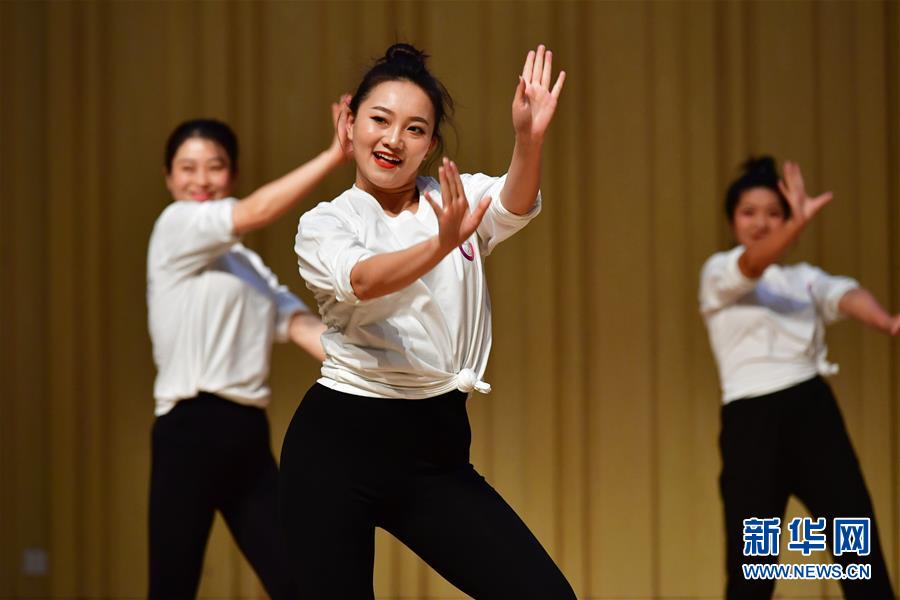 10月29日，舞蹈教師在結(jié)業(yè)展示上表演。 當(dāng)日，由中國(guó)舞蹈家協(xié)會(huì)和甘肅省舞蹈家協(xié)會(huì)共同主辦的2020全國(guó)中小學(xué)舞蹈教師培優(yōu)計(jì)劃（甘肅站）結(jié)業(yè)展示在蘭州市第十四中學(xué)舉行，來(lái)自甘肅省內(nèi)各地的50位中小學(xué)舞蹈教師在為期10天的培訓(xùn)中，系統(tǒng)學(xué)習(xí)了舞蹈理論知識(shí)、提升了舞蹈專業(yè)能力和教學(xué)方法。計(jì)劃旨在進(jìn)一步加強(qiáng)中小學(xué)舞蹈教學(xué)師資水平和中小學(xué)生舞蹈素養(yǎng)。 新華社記者 陳斌 攝