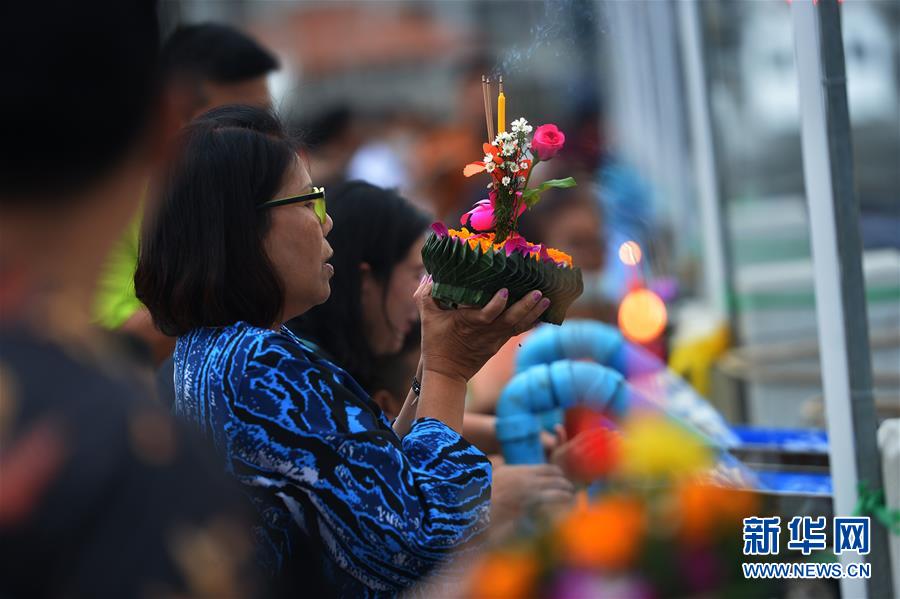 10月31日，泰國(guó)民眾在曼谷湄南河邊放水燈。 當(dāng)日是泰國(guó)傳統(tǒng)節(jié)日水燈節(jié)，泰國(guó)各地民眾前往河流或湖泊沿岸施放水燈，祈求流水帶走厄運(yùn)，未來(lái)幸福如意。 新華社發(fā)（拉亨攝）