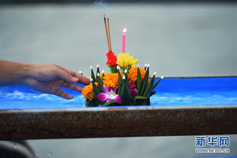 這是10月31日在泰國(guó)曼谷湄南河邊拍攝的水燈。 當(dāng)日是泰國(guó)傳統(tǒng)節(jié)日水燈節(jié)，泰國(guó)各地民眾前往河流或湖泊沿岸施放水燈，祈求流水帶走厄運(yùn)，未來(lái)幸福如意。 新華社發(fā)（拉亨攝）