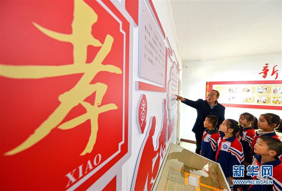 11月2日，在邯鄲市邯山區(qū)南堡鄉(xiāng)劉村中華孝道展館，宣講員為學(xué)生宣講孝文化。 當(dāng)日，河北省邯鄲市邯山區(qū)開展“聽爺爺奶奶講家風(fēng)”主題活動，弘揚傳統(tǒng)文化和中華美德，傳承良好家風(fēng)，樹立家國情懷。 新華社記者 王曉 攝
