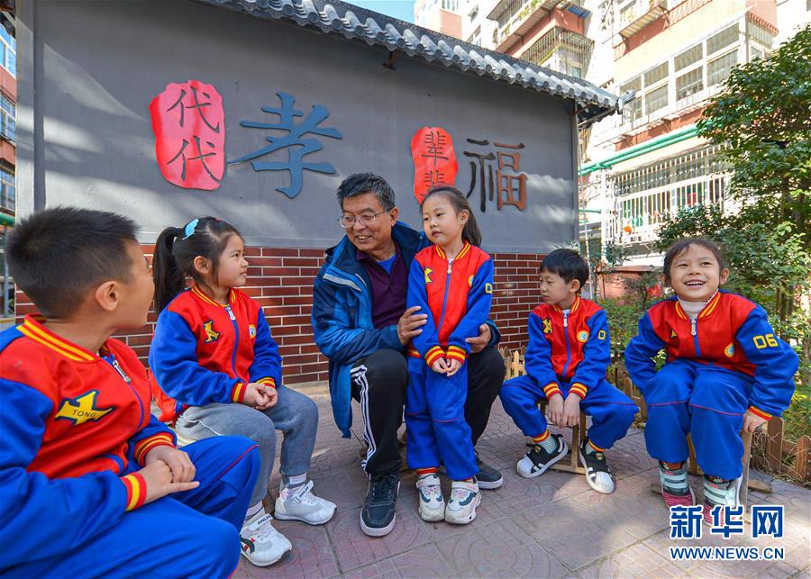 11月2日，在邯鄲市邯山區(qū)中華南四號小區(qū)，宣講員在向孩子們講家風(fēng)家訓(xùn)故事。 當(dāng)日，河北省邯鄲市邯山區(qū)開展“聽爺爺奶奶講家風(fēng)”主題活動，弘揚傳統(tǒng)文化和中華美德，傳承良好家風(fēng)，樹立家國情懷。 新華社記者 王曉 攝