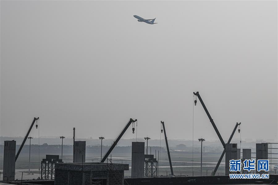 11月2日，一架飛機(jī)從?？诿捞m空港一站式飛機(jī)維修基地項(xiàng)目工地上空飛過。 目前，正在建設(shè)中的?？诿捞m空港一站式飛機(jī)維修基地項(xiàng)目正在進(jìn)行主體施工和裝修，項(xiàng)目建成后，將形成一站式飛機(jī)維修平臺(tái)，服務(wù)國(guó)內(nèi)外航空公司。 新華社記者 蒲曉旭 攝