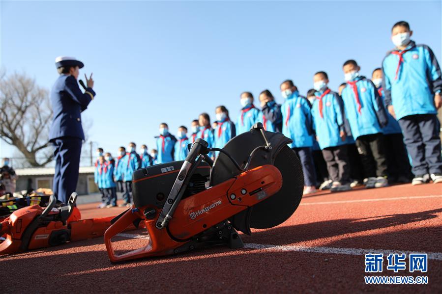 11月3日，消防救援人員在為承德市雙橋區(qū)普寧小學學生講解消防安全知識。 當日，河北省承德市雙橋區(qū)消防救援大隊與普寧小學聯(lián)合開展消防進校園安全互動體驗教育活動。學生們通過體驗救生設備、安全使用消防器材等，在互動活動中學習消防知識，提升自救能力，迎接“119消防宣傳日”。 新華社發(fā)（劉環(huán)宇 攝）