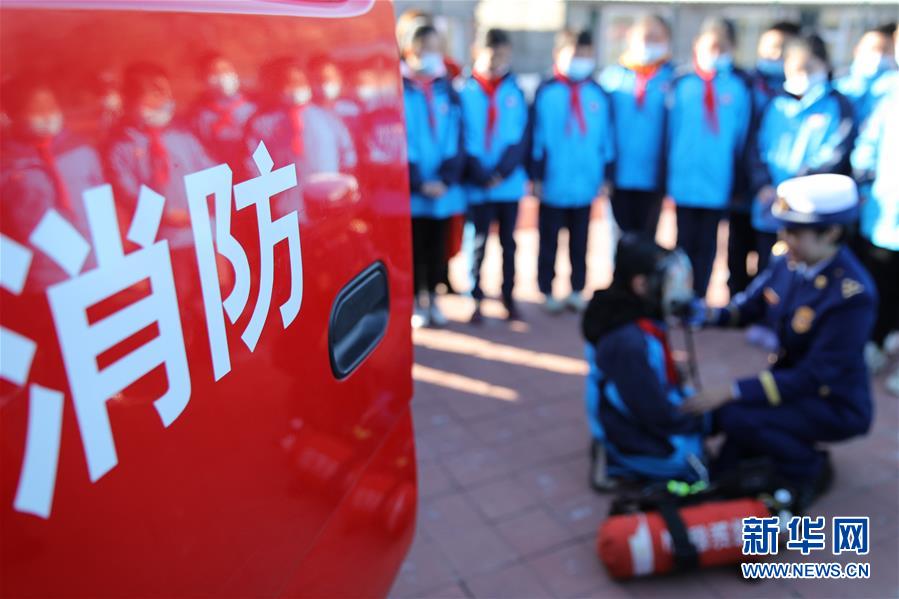 11月3日，在承德市雙橋區(qū)普寧小學，學生在消防救援人員指導下體驗使用消防器材。 當日，河北省承德市雙橋區(qū)消防救援大隊與普寧小學聯(lián)合開展消防進校園安全互動體驗教育活動。學生們通過體驗救生設備、安全使用消防器材等，在互動活動中學習消防知識，提升自救能力，迎接“119消防宣傳日”。 新華社發(fā)（劉環(huán)宇 攝）