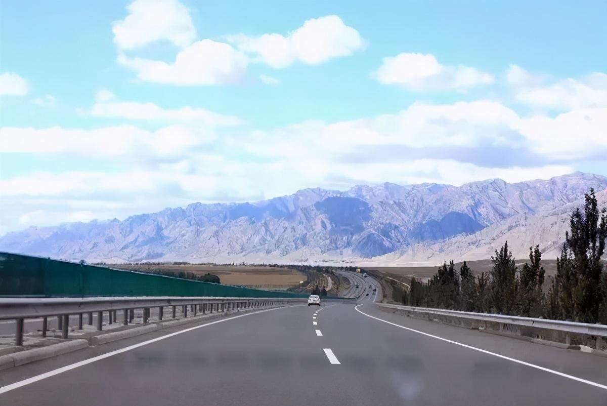 被譽(yù)為，國內(nèi)最美的6條公路，走過即領(lǐng)略了半個(gè)中國的美的